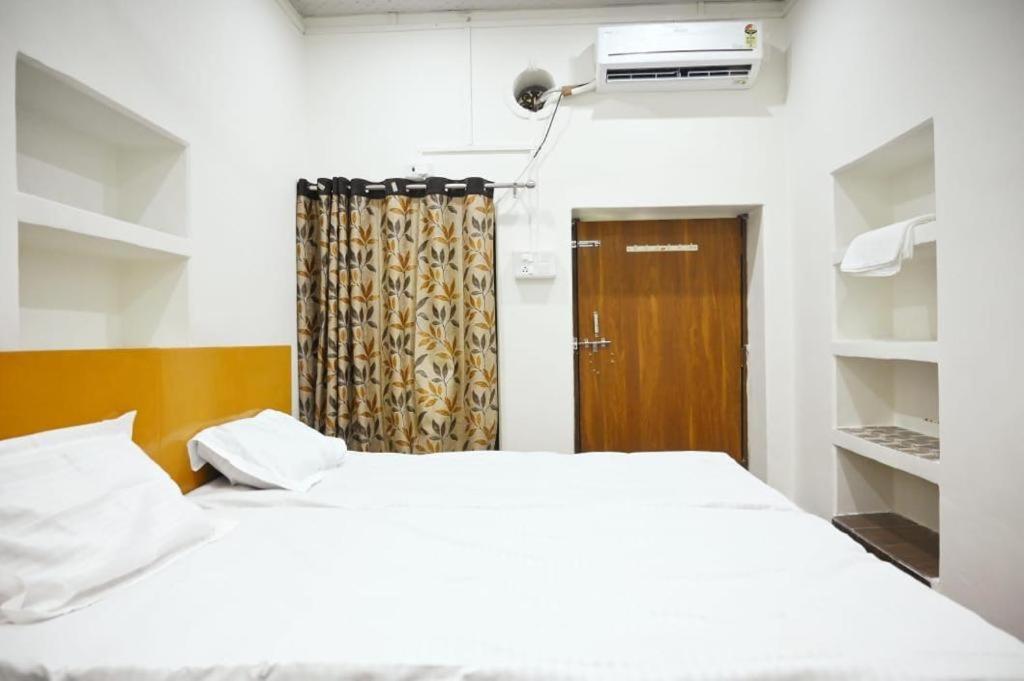 The Hotel Ambassador Inn Varanasi Exterior foto